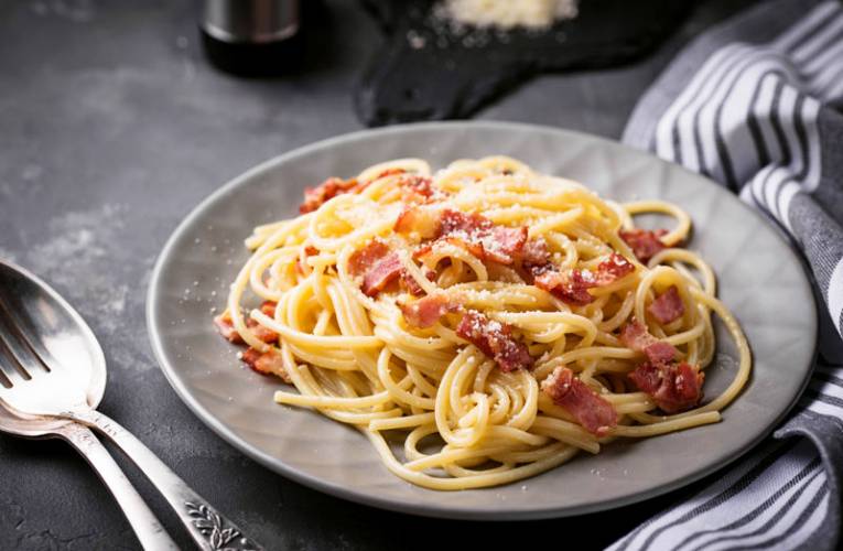 Przepis na spaghetti alla carbonara – jak zrobić makaron carbonara?
